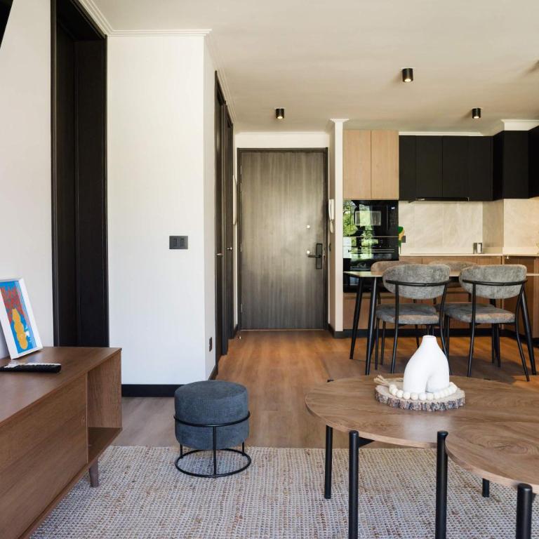 Parkside Oasis Luxe 2BR Retreat w Pool BBQ & Gym Access - Apartment - 8