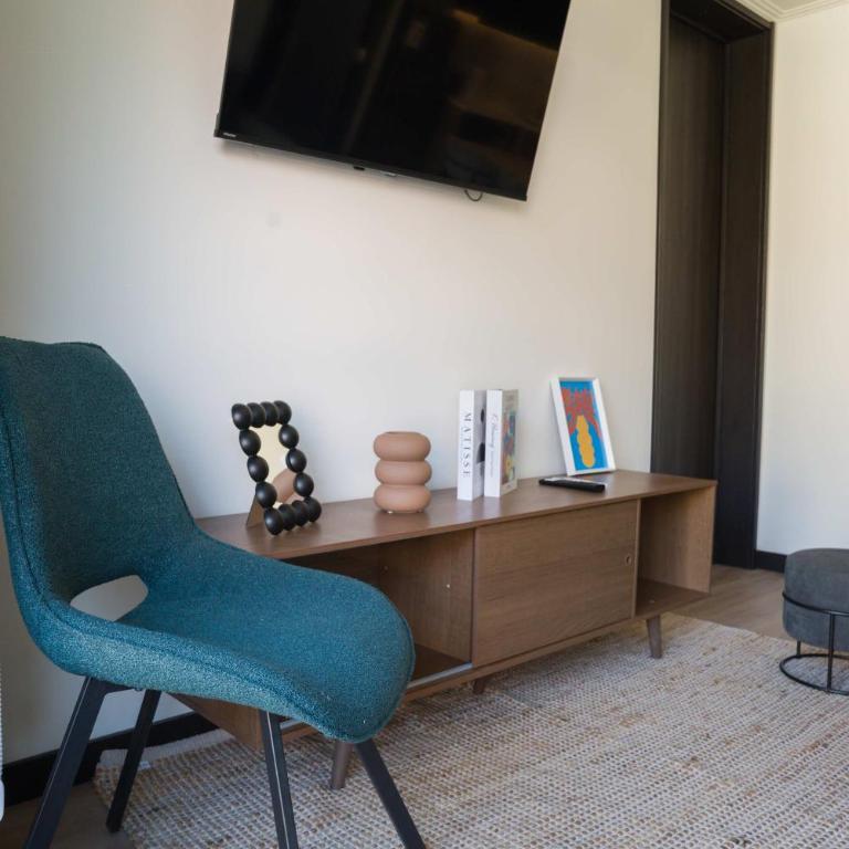 Parkside Oasis Luxe 2BR Retreat w Pool BBQ & Gym Access - Apartment - 55