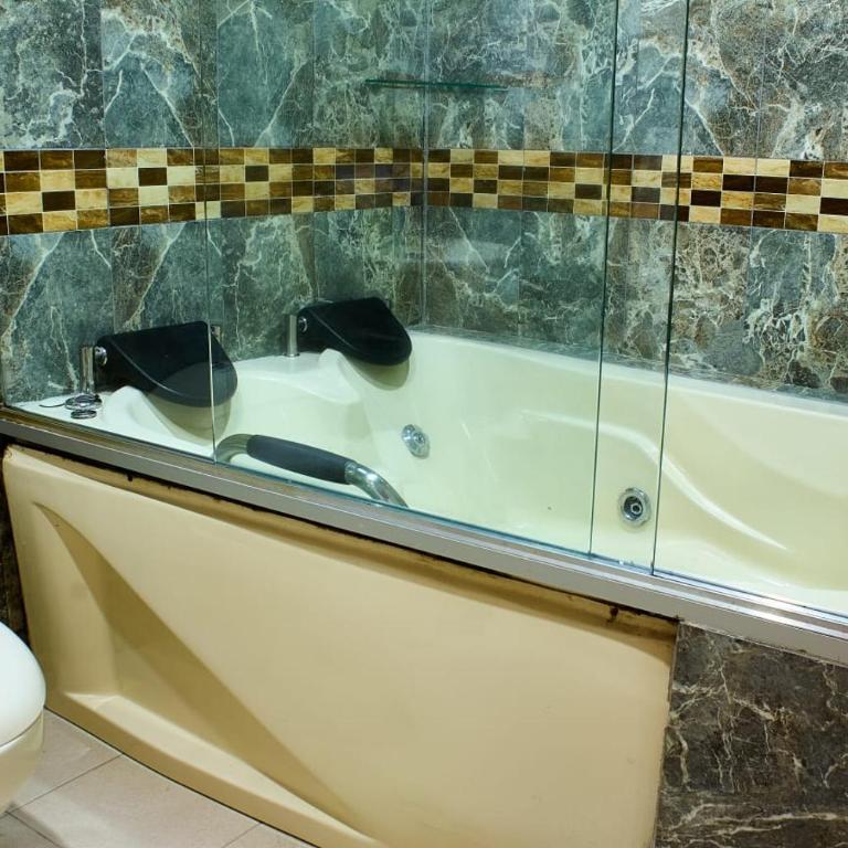 Hotel balcones de mi pueblo Sevilla - Suite con bañera de hidromasaje - Cama extragrande - 2