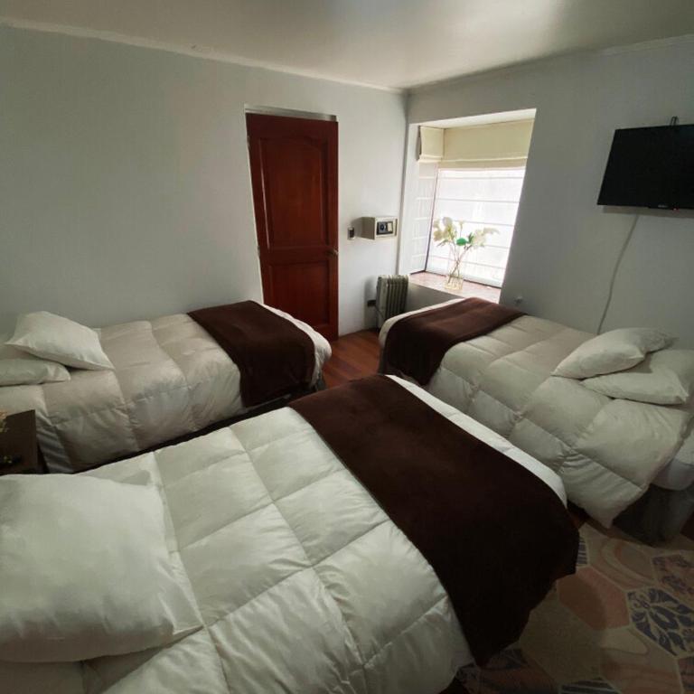 Hostal Dinamarca - Triple Room with Private Bathroom - 2