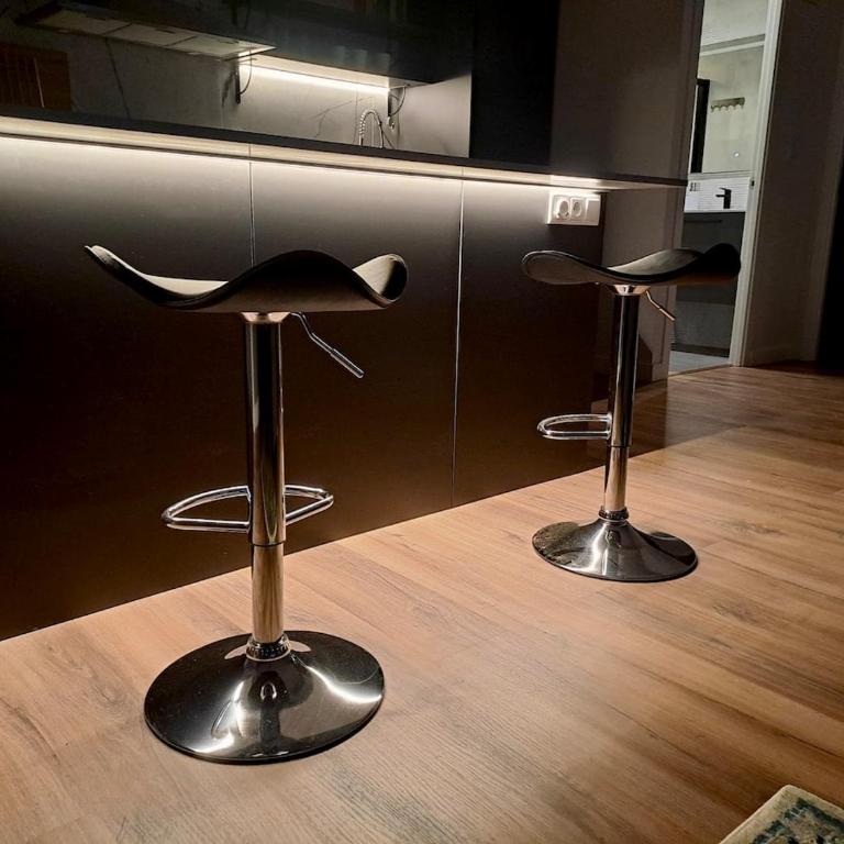 Amazing bright and recently remodeled apartment - Three-Bedroom Apartment - 2