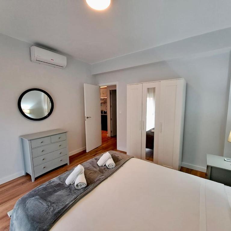 Amazing bright and recently remodeled apartment - Three-Bedroom Apartment - 3