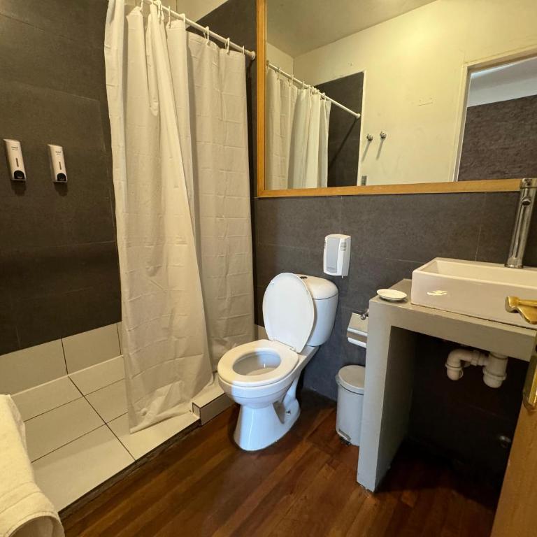 Hotel Casa Lyon - Quadruple Room with Private Bathroom - 1