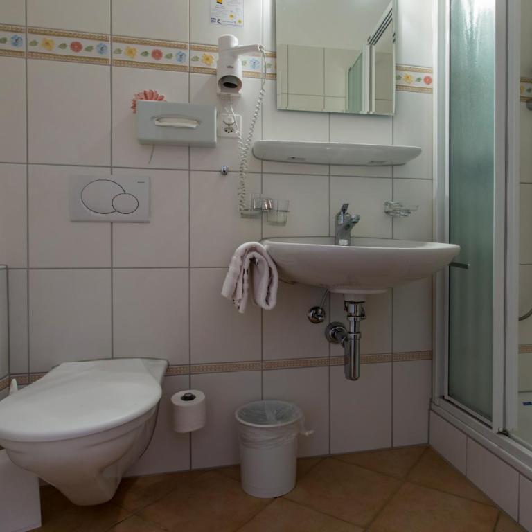 Hotel Cresta - Doppelzimmer mit Balkon - 8