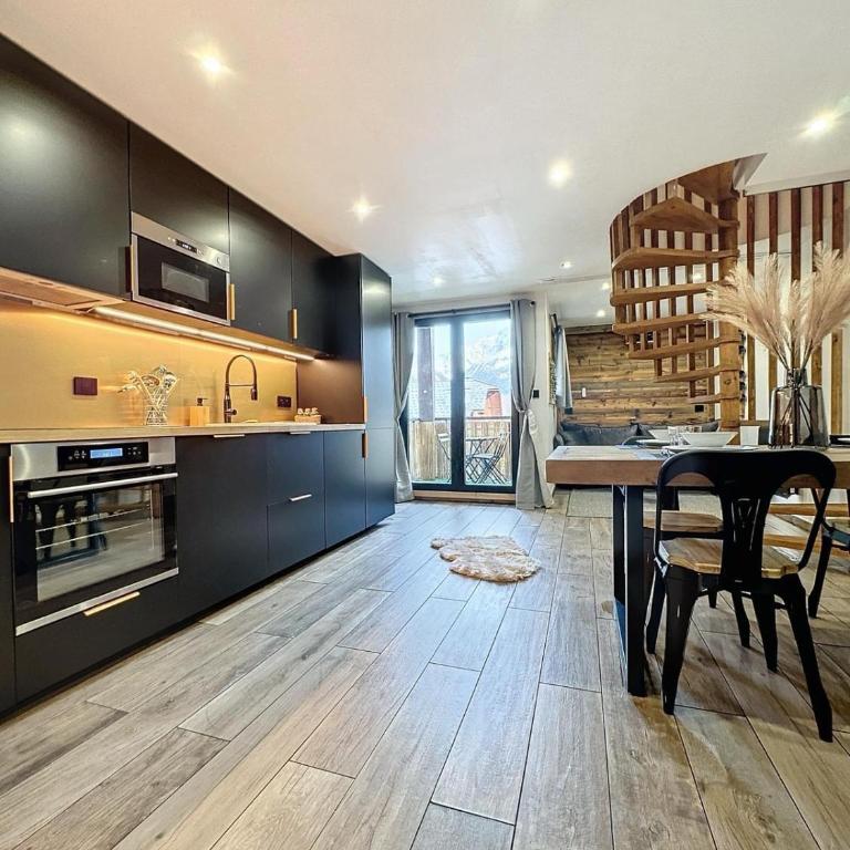 Modern 2BR Apt with Mountain Views & Private Parking - Appartement 2 Chambres Deluxe avec Balcon - 1