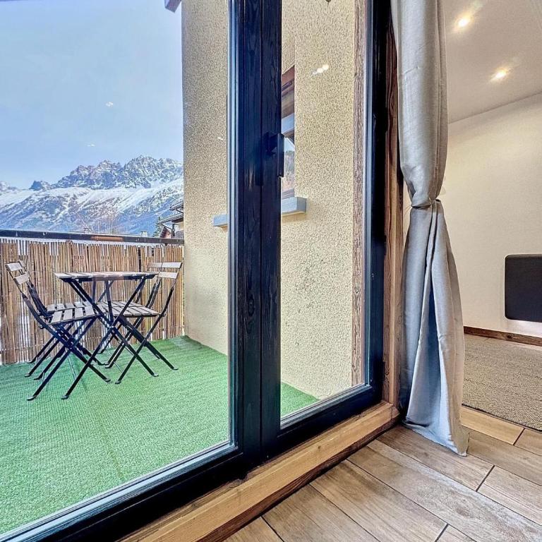 Modern 2BR Apt with Mountain Views & Private Parking - Appartement 2 Chambres Deluxe avec Balcon - 3