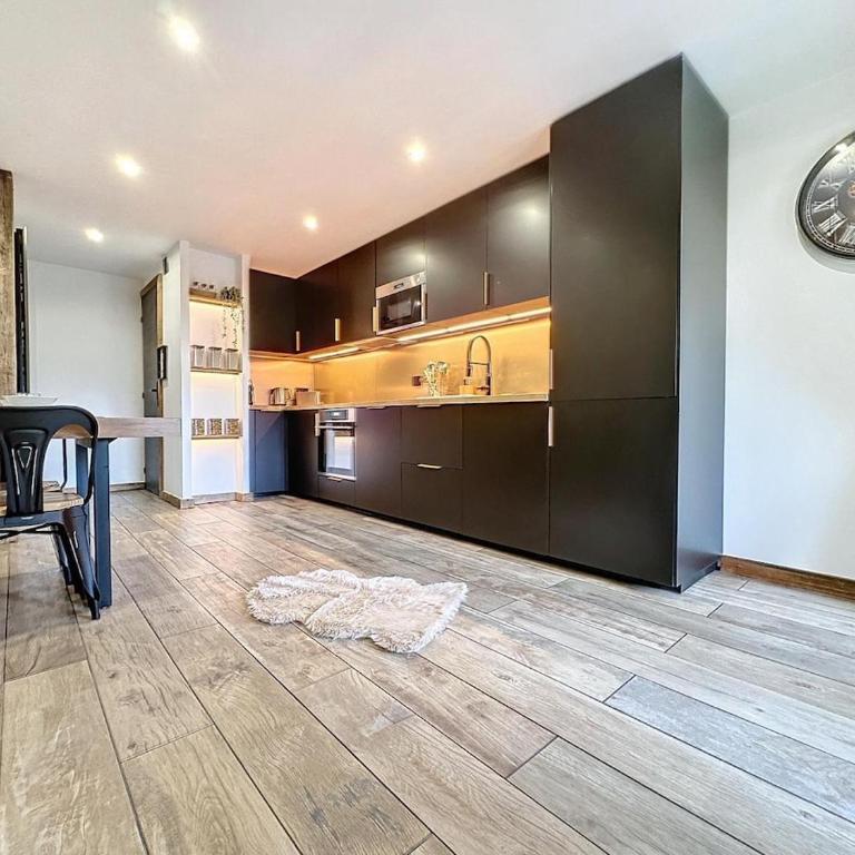 Modern 2BR Apt with Mountain Views & Private Parking - Appartement 2 Chambres Deluxe avec Balcon - 5