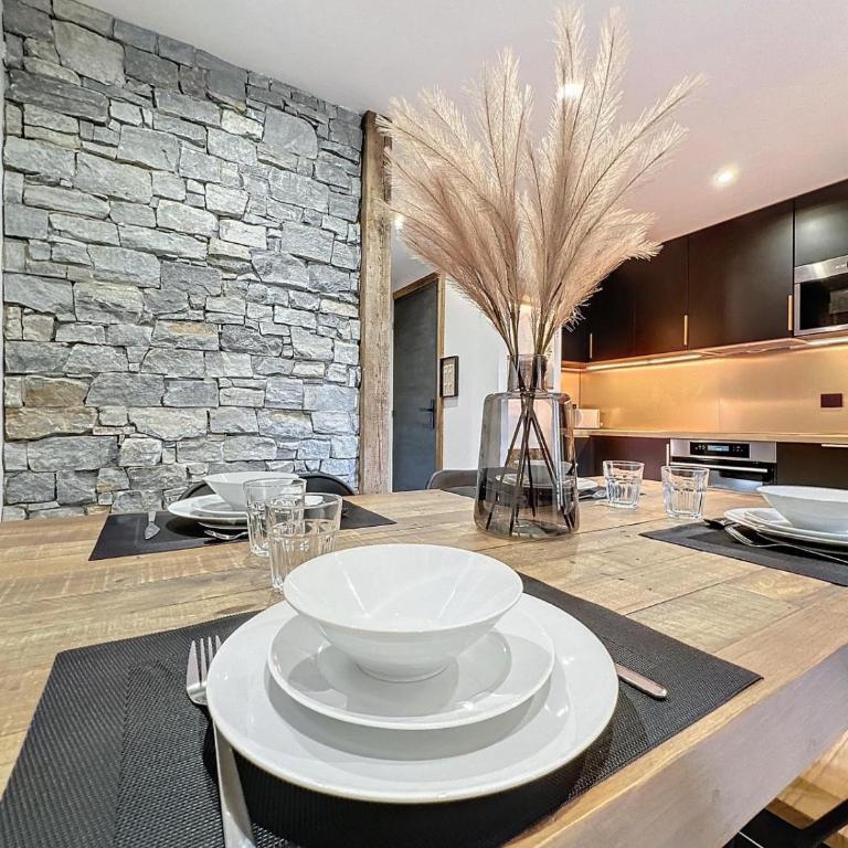 Modern 2BR Apt with Mountain Views & Private Parking - Appartement 2 Chambres Deluxe avec Balcon - 6