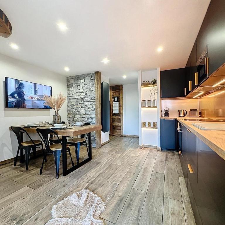 Modern 2BR Apt with Mountain Views & Private Parking - Appartement 2 Chambres Deluxe avec Balcon - 8