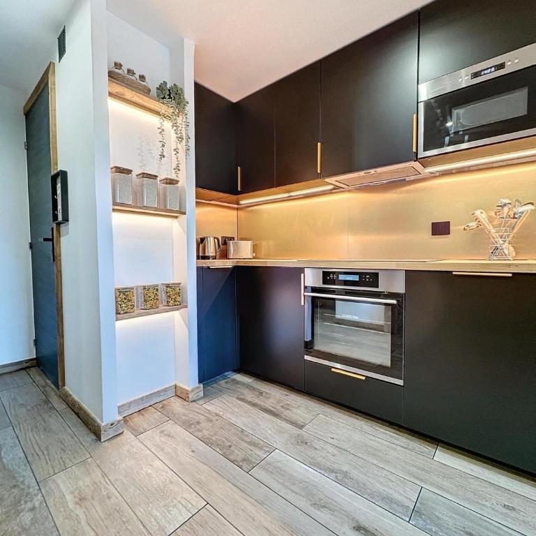 Modern 2BR Apt with Mountain Views & Private Parking - Appartement 2 Chambres Deluxe avec Balcon - 13