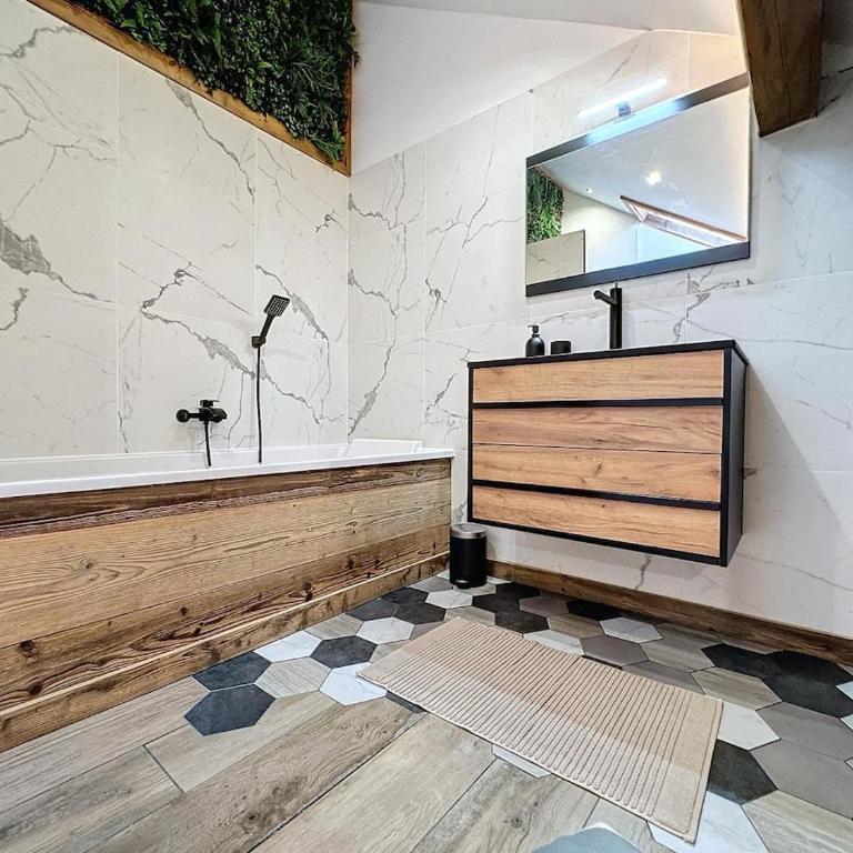 Modern 2BR Apt with Mountain Views & Private Parking - Appartement 2 Chambres Deluxe avec Balcon - 14