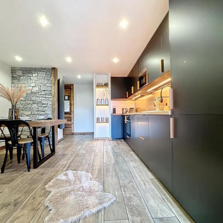 Modern 2BR Apt with Mountain Views & Private Parking - Appartement 2 Chambres Deluxe avec Balcon - 16