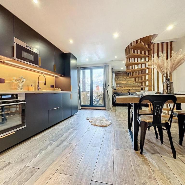 Modern 2BR Apt with Mountain Views & Private Parking - Appartement 2 Chambres Deluxe avec Balcon - 18