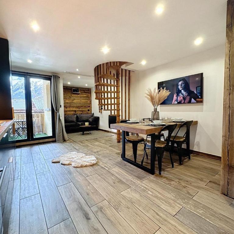 Modern 2BR Apt with Mountain Views & Private Parking - Appartement 2 Chambres Deluxe avec Balcon - 24