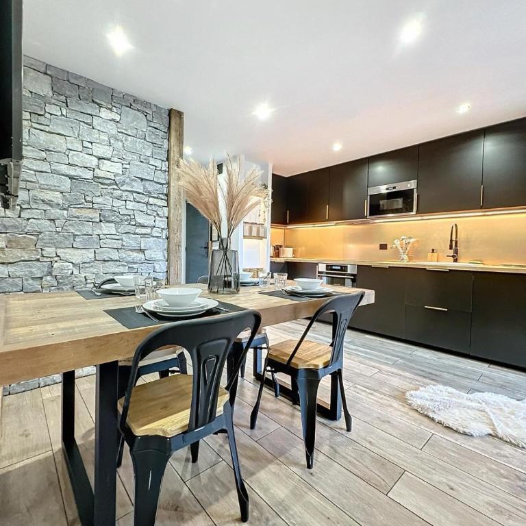 Modern 2BR Apt with Mountain Views & Private Parking - Appartement 2 Chambres Deluxe avec Balcon - 26