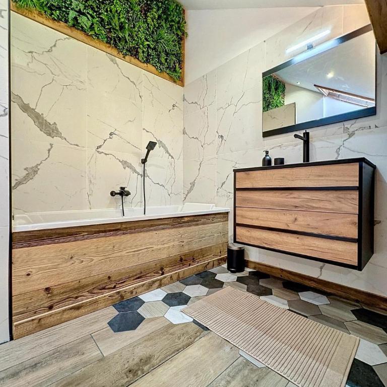 Modern 2BR Apt with Mountain Views & Private Parking - Appartement 2 Chambres Deluxe avec Balcon - 27