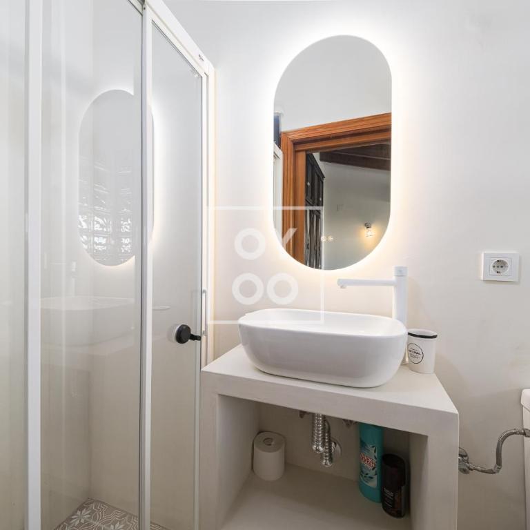 Luz del Faro, apartment in historic townhouse with sea view - by OYOOSTAYS - Two-Bedroom Apartment with Sea View - 8
