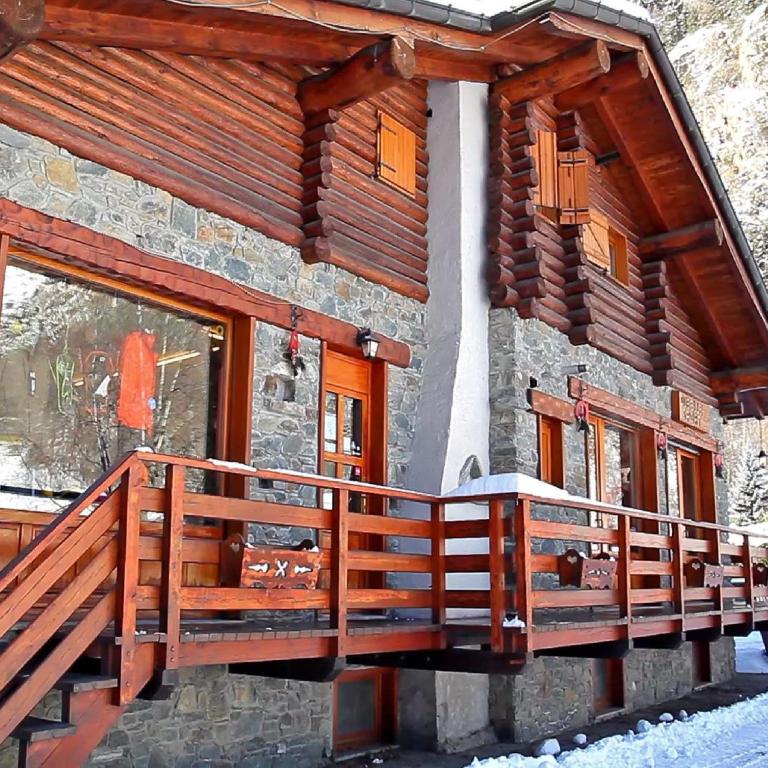 Apartment with Fireplace - Four-Bedroom Apartment - 1