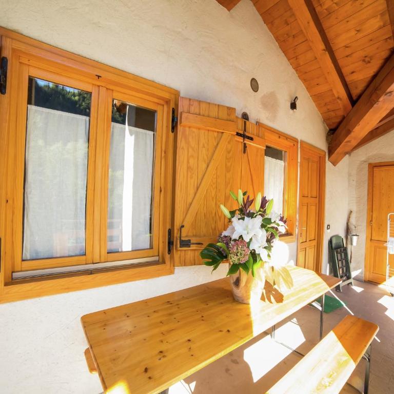 Apartment with Fireplace - Four-Bedroom Apartment - 22