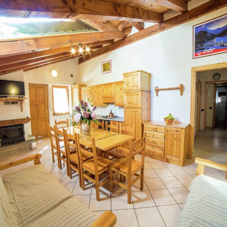 Apartment with Fireplace - Four-Bedroom Apartment - 2