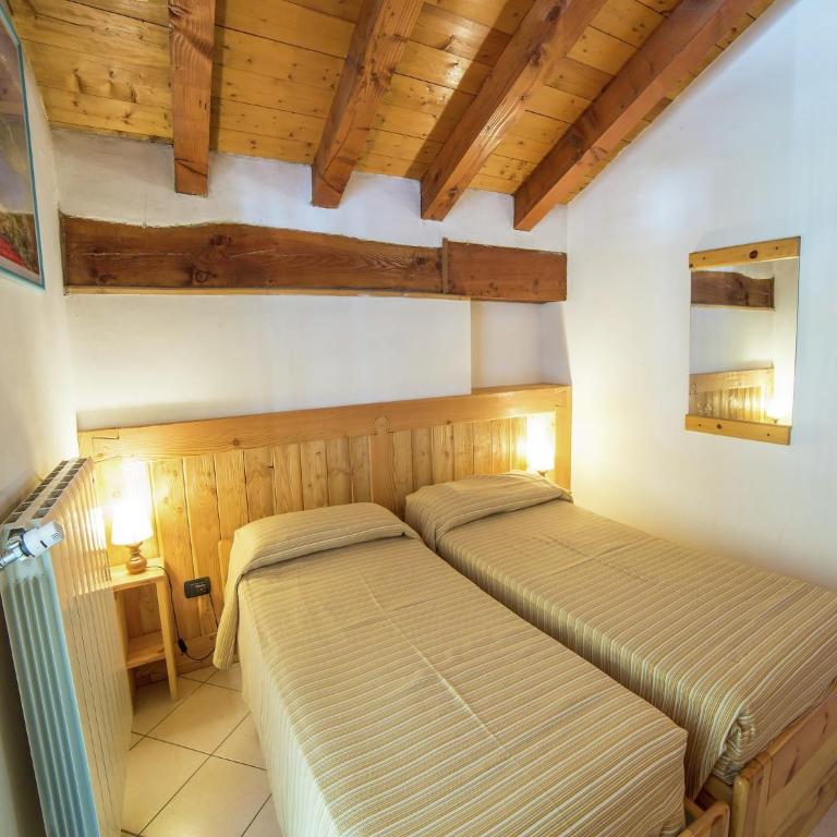Apartment with Fireplace - Four-Bedroom Apartment - 17
