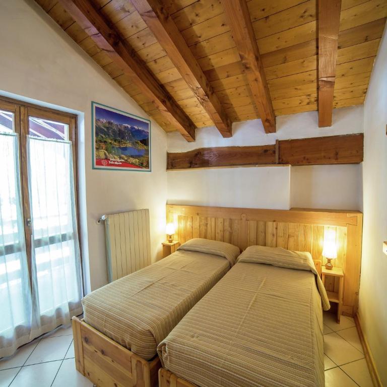 Apartment with Fireplace - Four-Bedroom Apartment - 8