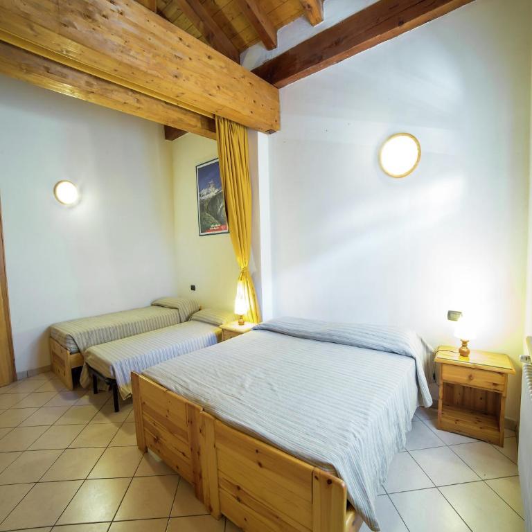 Apartment with Fireplace - Four-Bedroom Apartment - 3