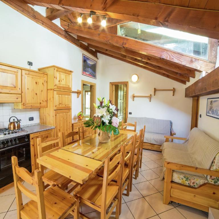 Apartment with Fireplace - Four-Bedroom Apartment - 14