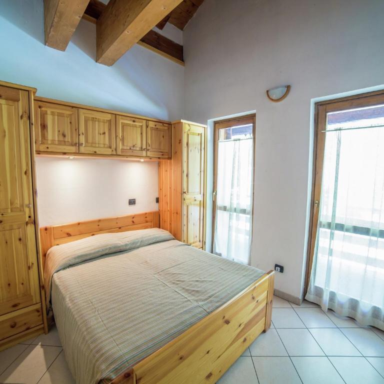 Apartment with Fireplace - Four-Bedroom Apartment - 15
