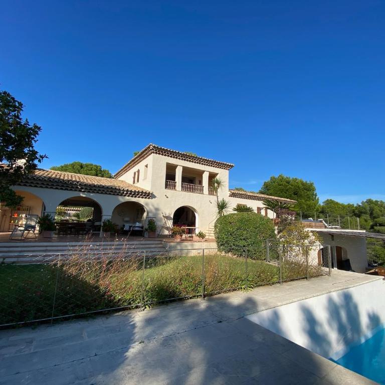 Grande villa familiale vue mer avec piscine - domaine privé à St Cyr sur Mer - Villa avec Piscine Privée - 2