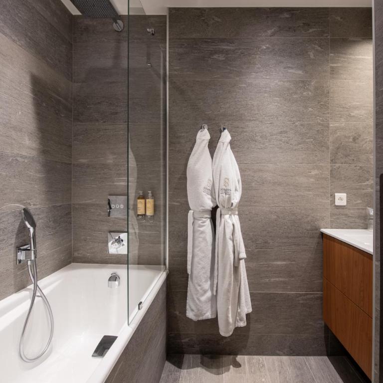 Abbaye de Talloires - Deluxe Double Room with Lake View and Spa Access Included - 5