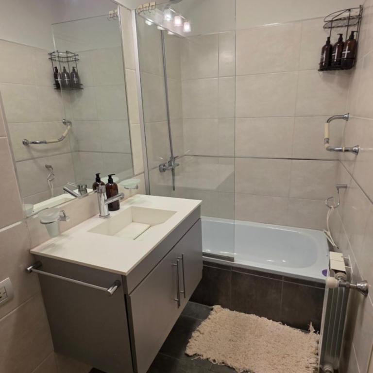 Departamento -Torre Duomo 2- para 4 personas , a 50mts de la Terminal de Ómnibus de lado del Barrio Nueva Cordoba, By Apartcba - Apartamento de 2 dormitorios - 5