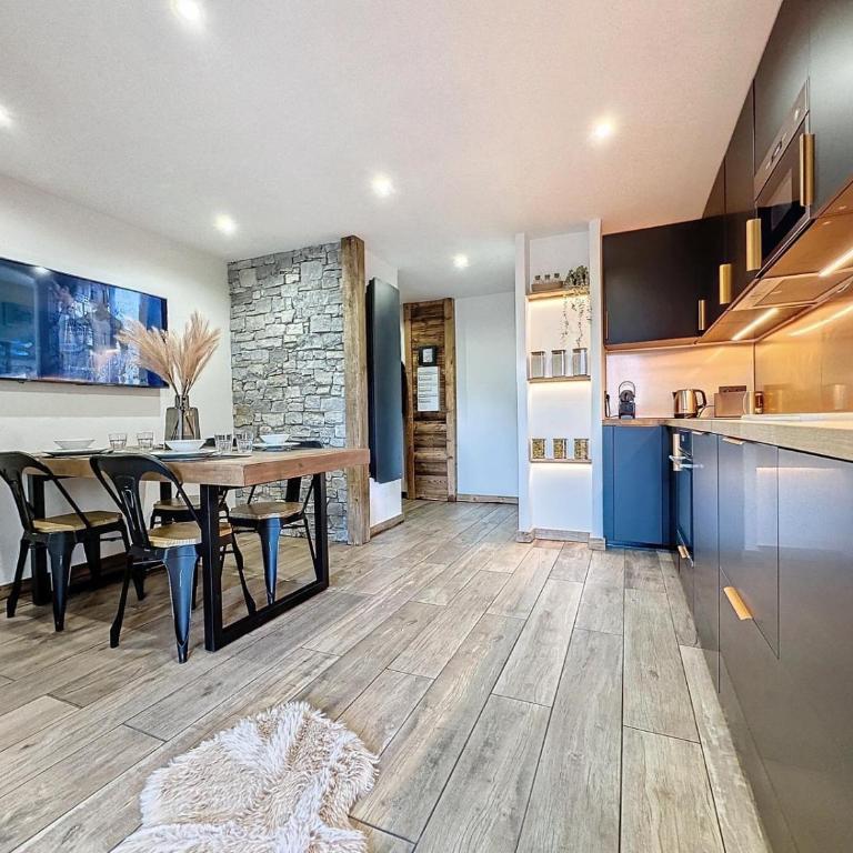 Modern 2BR Apt with Mountain Views & Private Parking - Appartement 2 Chambres Deluxe avec Balcon - 2