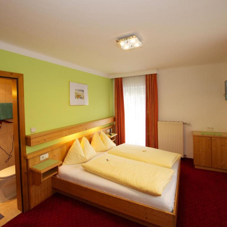 Pension Alpenrose - Doppelzimmer mit Dusche, WC und Balkon - 1