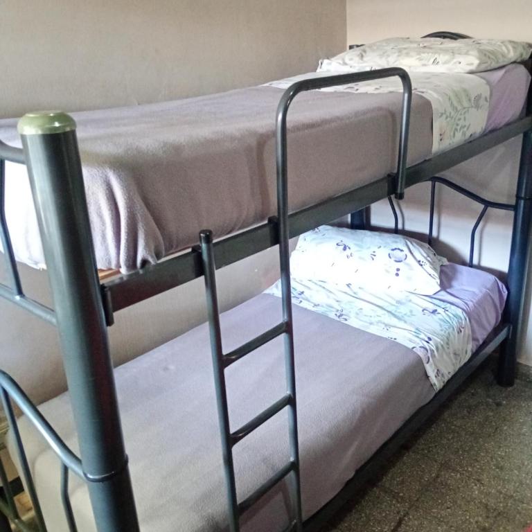 Hostel Trotamundos - Habitación Familiar con baño privado - 2