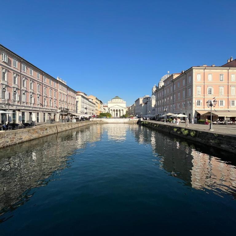 Habemus Loft -The Circle raffinato ed esclusivo Art-loft open space nel cuore storico pedonale di Trieste - Appartamento con 1 Camera da Letto - 45