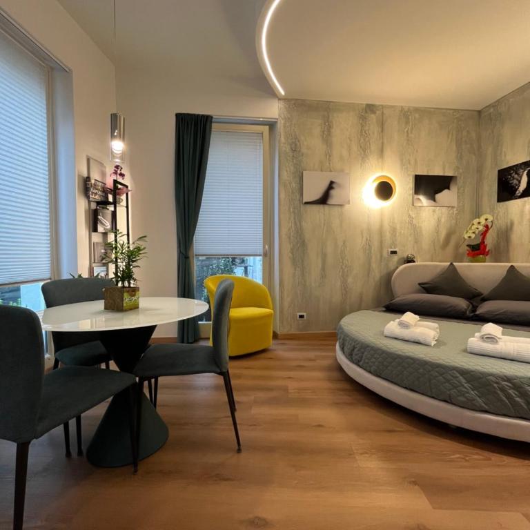Habemus Loft -The Circle raffinato ed esclusivo Art-loft open space nel cuore storico pedonale di Trieste - Appartamento con 1 Camera da Letto - 2