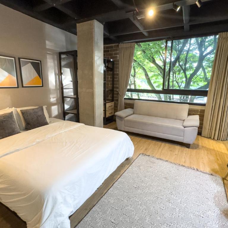 Apartamentos en el Poblado Medellín - Be Together by Roots Rentals TOG APTOS - Apartment - 1