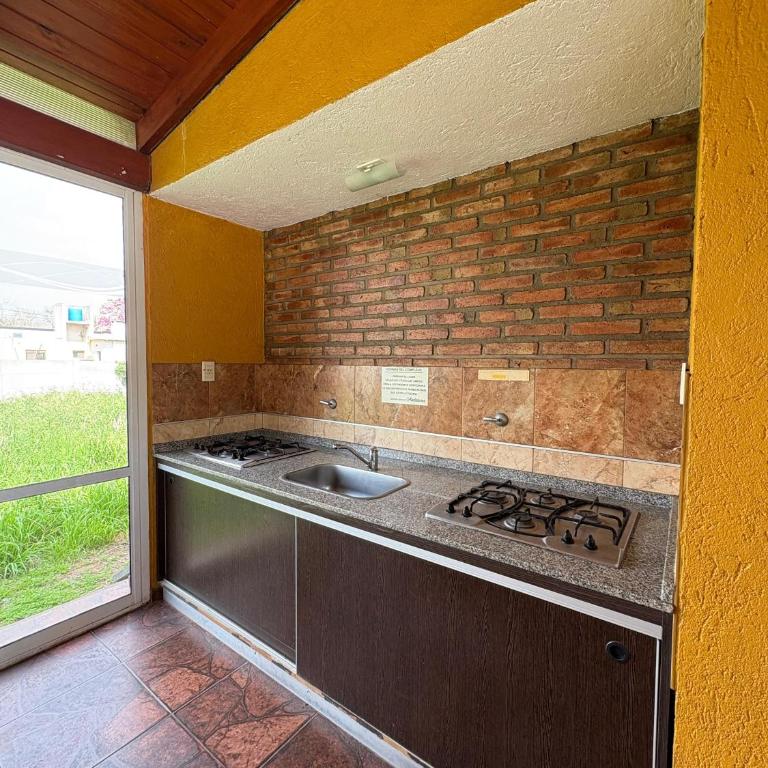 Amplio departamento con 2 habitaciones- Balcón hacia la pileta y estacionamiento - Two-Bedroom Apartment with Balcony - 13