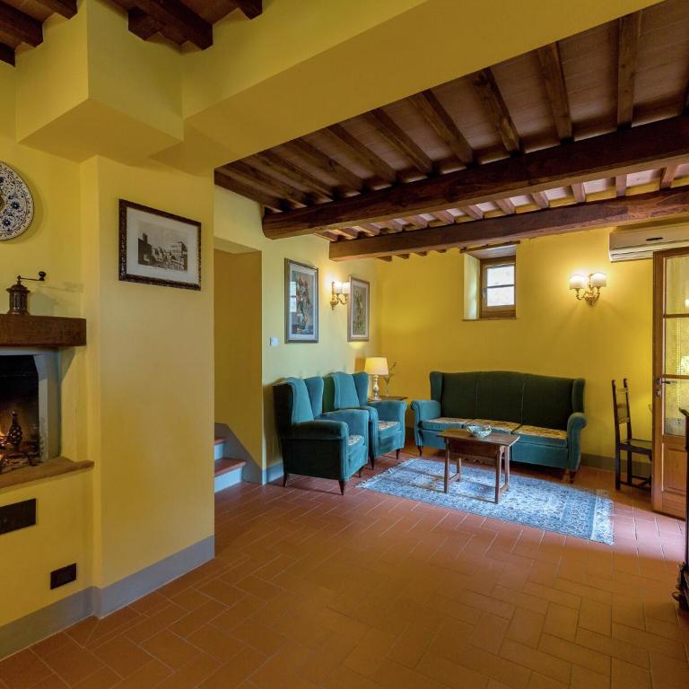 Villa in Cortona with Pool and Val di Chiana View - Five-Bedroom Villa - 5