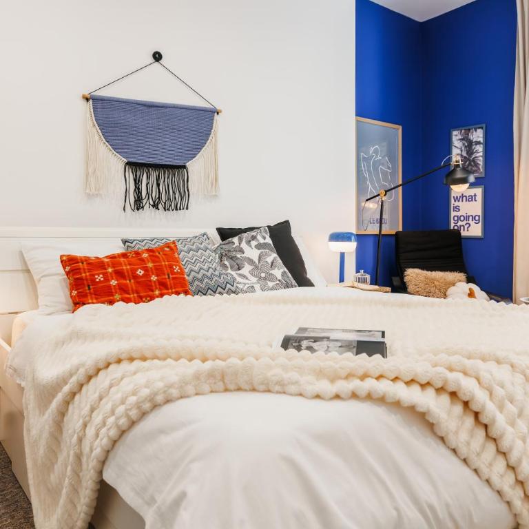 Velvet Stay 120m2 with Foosball Old Town - Three-Bedroom Premium Apartment - 12