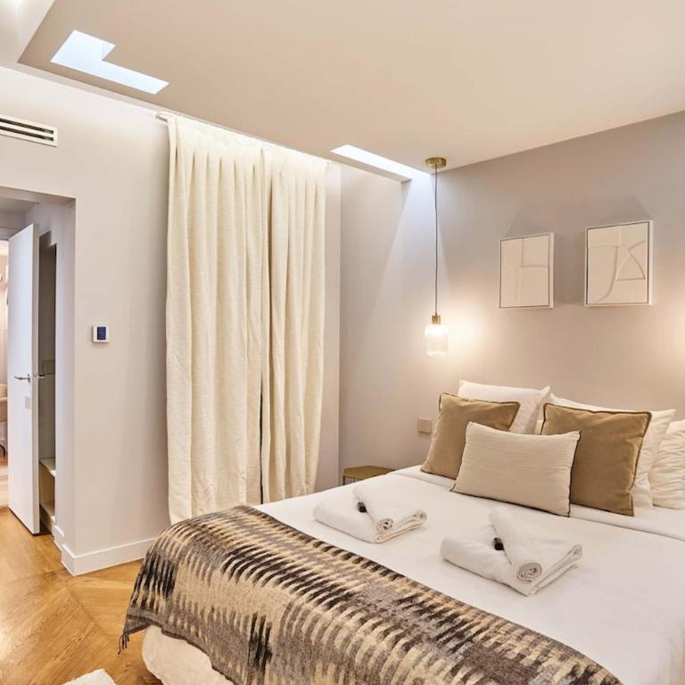 Superb air-conditioned flat on the Champs Elysées - Two-Bedroom Apartment - 1