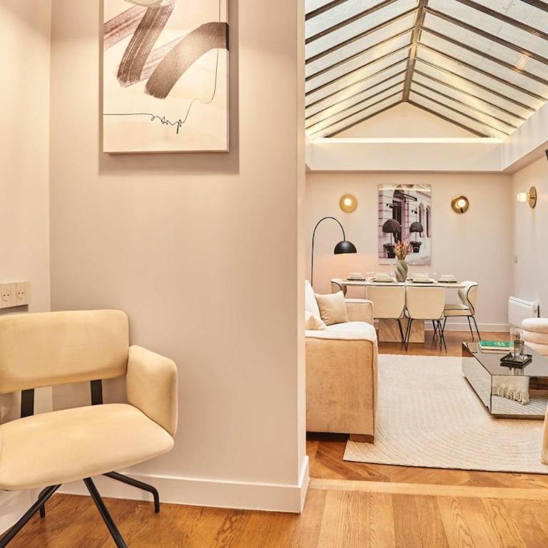 Superb air-conditioned flat on the Champs Elysées - Two-Bedroom Apartment - 56