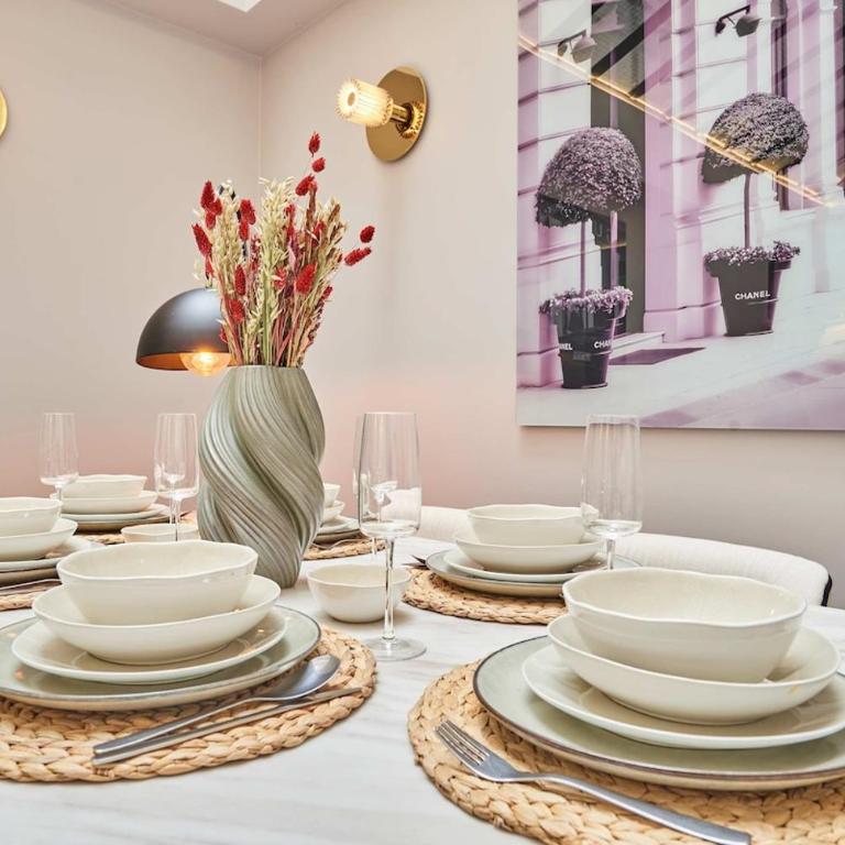Superb air-conditioned flat on the Champs Elysées - Two-Bedroom Apartment - 65