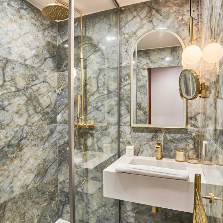 Superb air-conditioned flat on the Champs Elysées - Two-Bedroom Apartment - 50