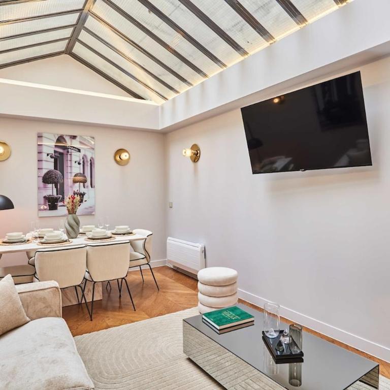 Superb air-conditioned flat on the Champs Elysées - Two-Bedroom Apartment - 23