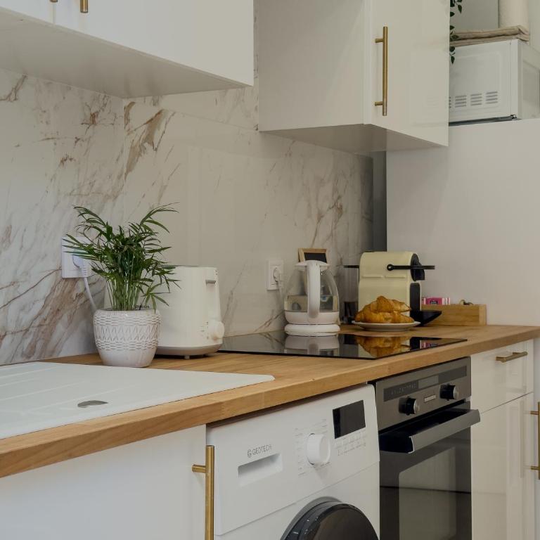 Central Studio - Bright & Modern - Private Terrace - AirCon - Near Train & Beach - Appartement 1 Chambre - 13