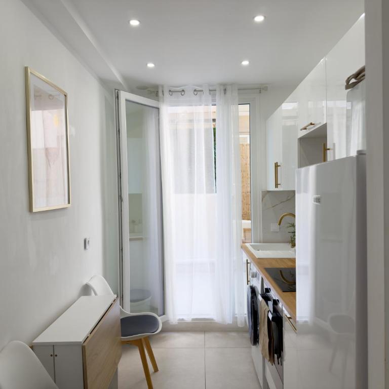 Central Studio - Bright & Modern - Private Terrace - AirCon - Near Train & Beach - Appartement 1 Chambre - 39