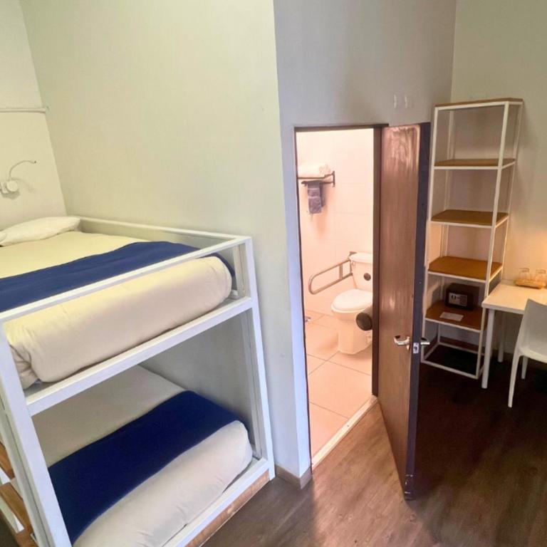 Pariwana Hostel Santiago - Habitación Doble con baño privado - 2 camas - 1