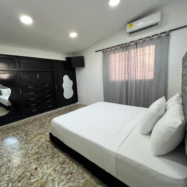 Family house colonial-style - Three-Bedroom Home - 10